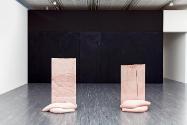 Anne Schneider, Bodyguard, 2015, Beton, Pigmente, Faden, 109 × 74 × 41 cm, Belvedere, Wien, Inv ...