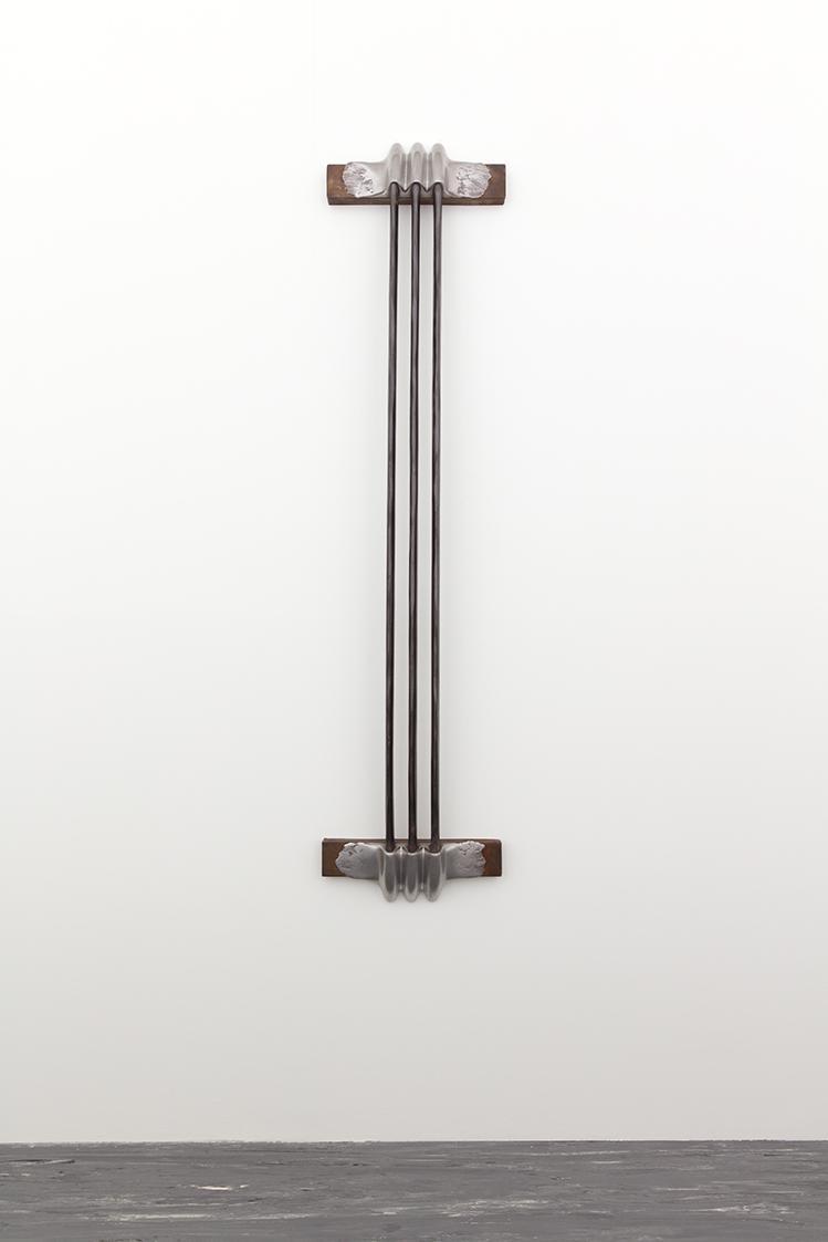 Loys Egg, Ohne Titel, 1976/1977, Holz, Graphit, Eisenblech, Aluminiumguss, 215 × 50,5 × 15 cm, …