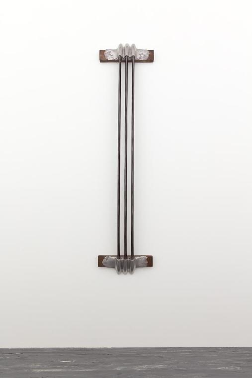 Loys Egg, Ohne Titel, 1976/1977, Holz, Graphit, Eisenblech, Aluminiumguss, 215 × 50,5 × 15 cm, …
