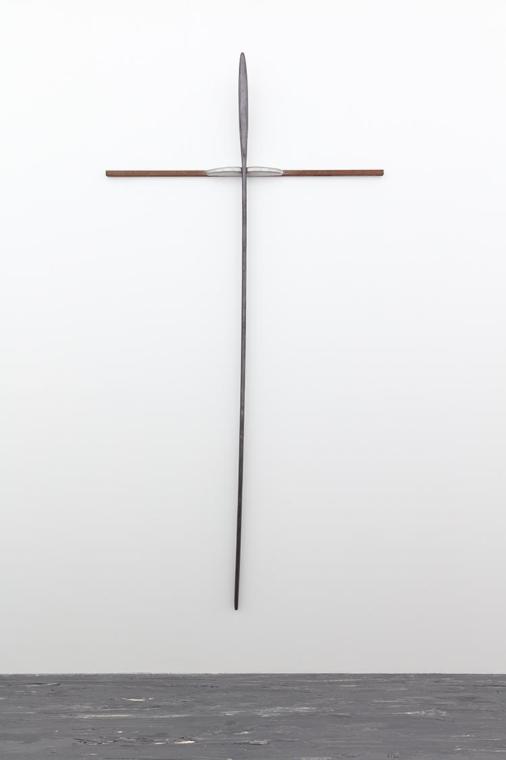 Loys Egg, Ohne Titel, 1977, Holz, Graphit, Eisen, Aluminiumguss, 280 × 144 × 15 cm, Belvedere,  ...