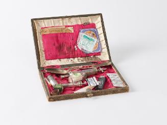 Philipp Goldscheyder, Ohne Titel (Familiensilber), 2005/2016, Silberlöffel, Spritzen, Ring, Feu…