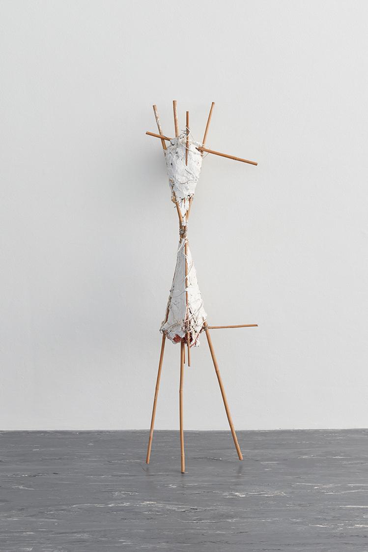 Heliane Wiesauer-Reiterer, Umwicklung, 1980, Bambus, Nylonschnur, Leinen, Gips, Papiermasché, 1…