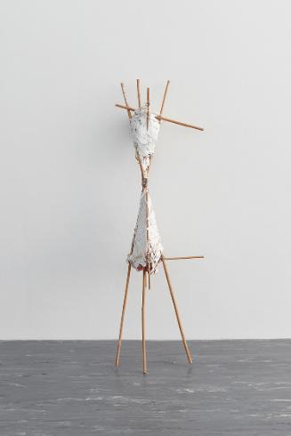 Heliane Wiesauer-Reiterer, Umwicklung, 1980, Bambus, Nylonschnur, Leinen, Gips, Papiermasché, 1…
