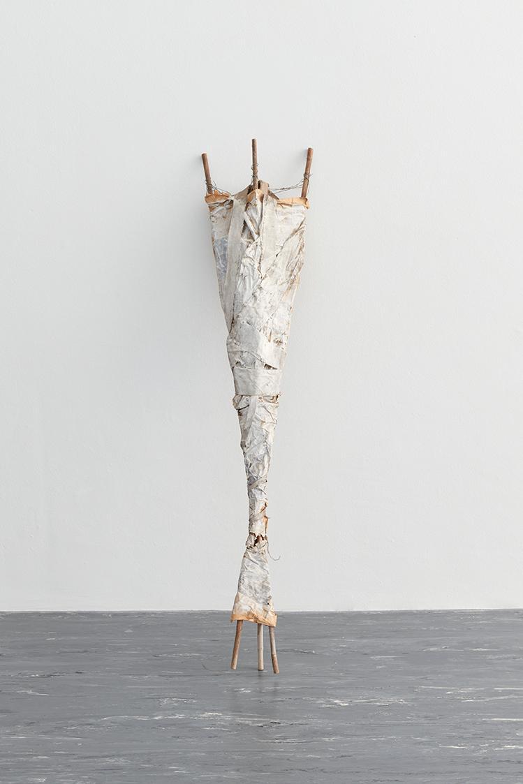 Heliane Wiesauer-Reiterer, Umwicklung, 1980, Bambus, Nylonschnur, Leinen, Gips, Papiermasché, 1…