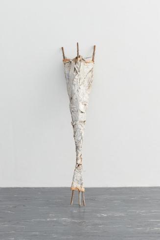 Heliane Wiesauer-Reiterer, Umwicklung, 1980, Bambus, Nylonschnur, Leinen, Gips, Papiermasché, 1…