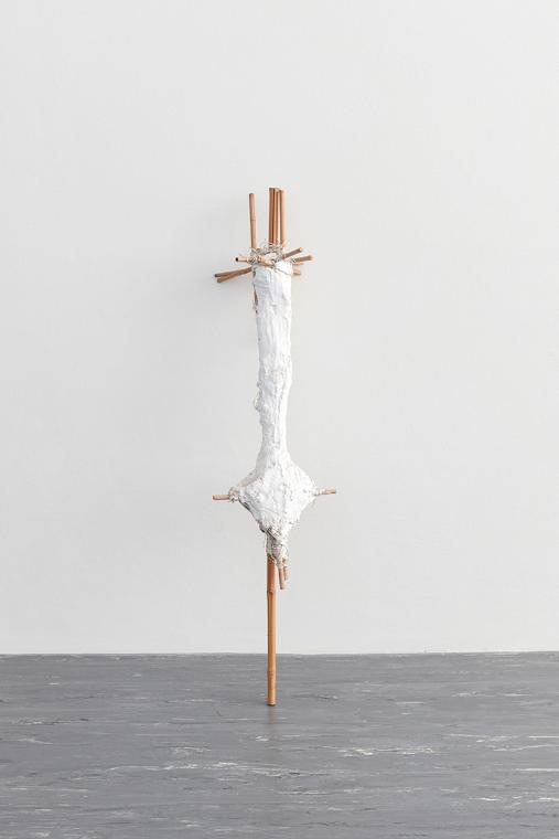 Heliane Wiesauer-Reiterer, Torso, 1980, Bambus, Nylonschnur, Leinen, Gips, Papiermasché, 140 × …