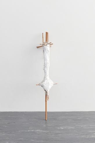 Heliane Wiesauer-Reiterer, Torso, 1980, Bambus, Nylonschnur, Leinen, Gips, Papiermasché, 140 × …