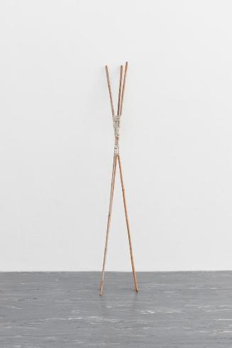 Heliane Wiesauer-Reiterer, Umwicklung, 1980, Bambus, Nylonschnur, Leinen, Gips, Papiermasché, 1…