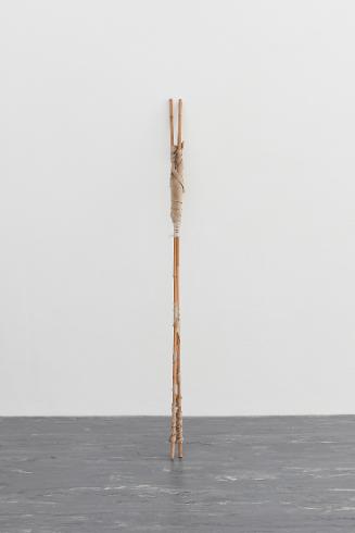 Heliane Wiesauer-Reiterer, Umwicklung, 1980, Bambus, Nylonschnur, Leinen, Gips, Papiermasché, 1…