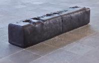 Erwin Wurm, Leibesübungen für Köln, 2017, Bronze, 41,5 × 201 × 43 cm, 2017, Schenkung des Künst…