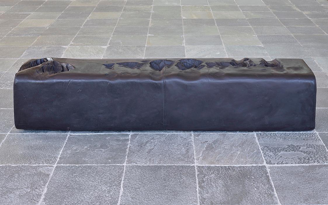 Erwin Wurm, Leibesübungen für Köln, 2017, Bronze, 41,5 × 201 × 43 cm, 2017, Schenkung des Künst…