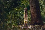 Nilbar Güres, Headstanding Totem, 2014, C-Print, 100 × 150 cm, Belvedere, Wien, Inv.-Nr. 11651