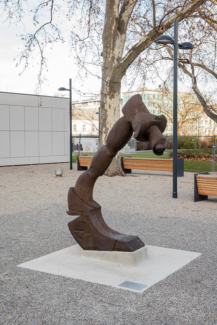 Rudolf Hoflehner, Figur 97 "Der Sturz", 1966–1967, Stahl, massiv, 225 × 200 cm, Artothek des Bu…