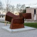 Oskar Höfinger, Zeit, 1969/1970, Eisen (Stahlblech), 210 × 210 × 320 cm, Artothek des Bundes, D…
