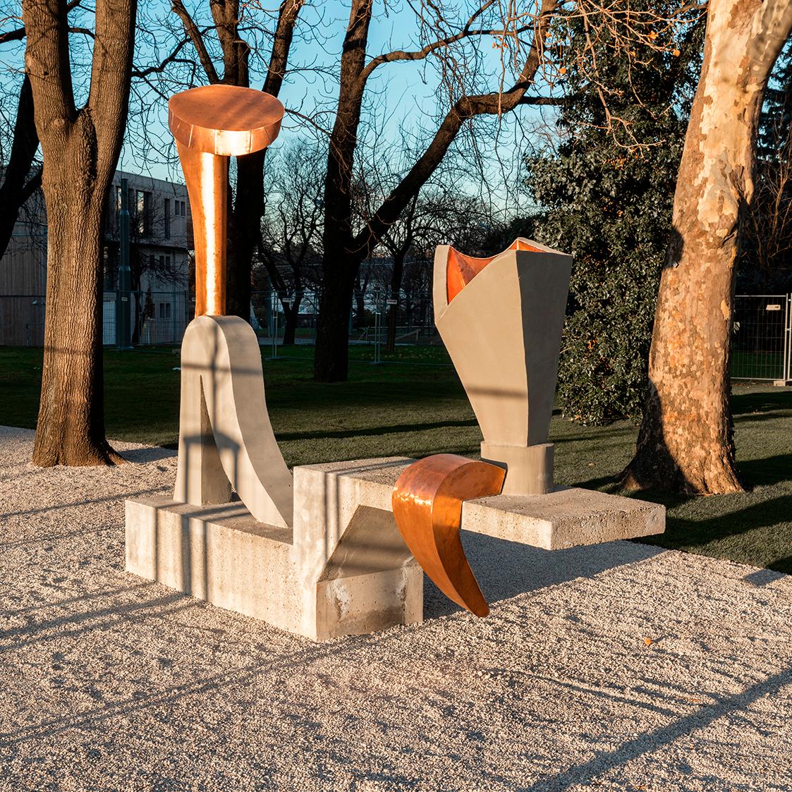 Manfred Wakolbinger, Die Eroberung, 1984/2017, Kupferblech, Spachtelputz, Beton, 350 × 370 × 90…