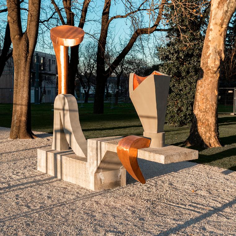 Manfred Wakolbinger, Die Eroberung, 1984/2017, Kupferblech, Spachtelputz, Beton, 350 × 370 × 90…