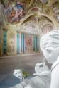 Ines Doujak, Hera, 2008, Gips, Holz, Stahlgerüst, Lose Bestandteile: Spiegelscherbe, Pinzette, …