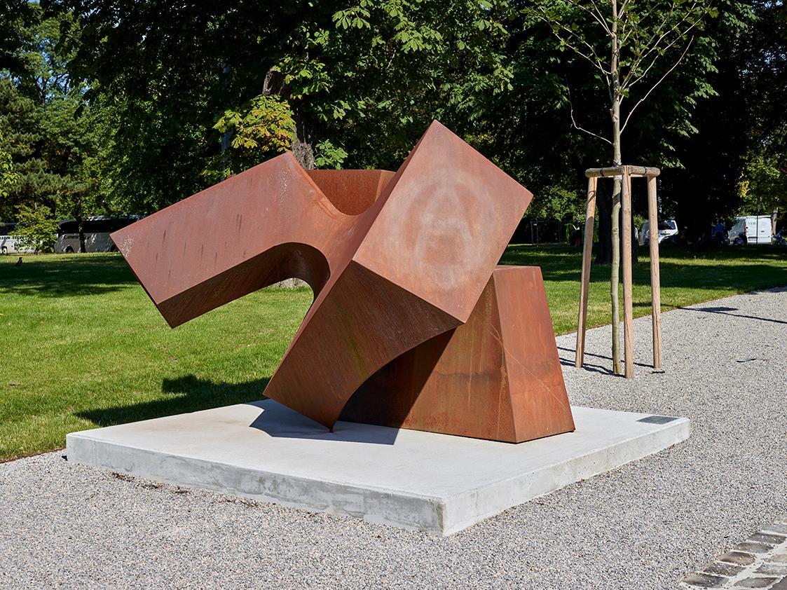 Oskar Höfinger, Zeit, 1969/1970, Eisen (Stahlblech), 210 × 210 × 320 cm, Artothek des Bundes, D…