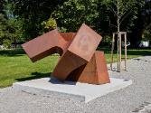 Oskar Höfinger, Zeit, 1969/1970, Eisen (Stahlblech), 210 × 210 × 320 cm, Artothek des Bundes, D…