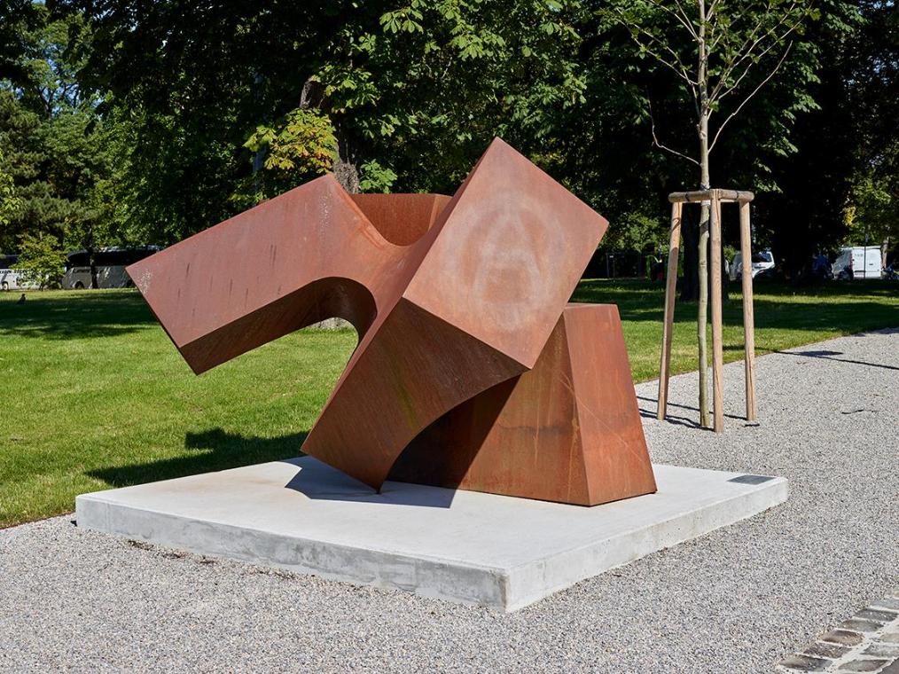 Oskar Höfinger, Zeit, 1969/1970, Eisen (Stahlblech), 210 × 210 × 320 cm, Artothek des Bundes, D…