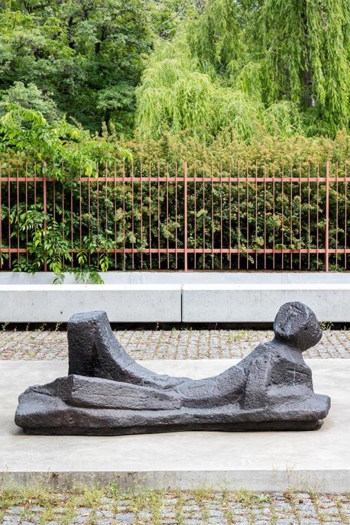 Fritz Wotruba, Grosse liegende Figur, 1953, Bronze, 169 × 65,5 × 59 cm, Belvedere, Wien, Dauerl ...