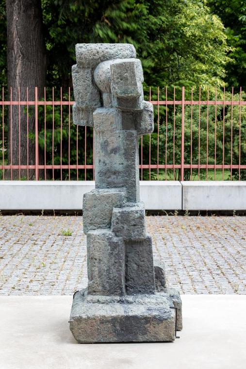 Fritz Wotruba, Knieende Figur, 1960, Bronze, 157 × 60 × 62 cm, Belvedere, Wien, Dauerleihgabe d…