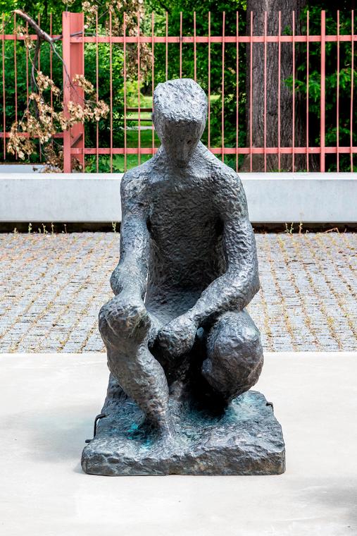 Fritz Wotruba, Sitzender, 1946/1947, Bronze, 109 × 57,5 × 85,5 cm, Belvedere, Wien, Inv.-Nr. FW…