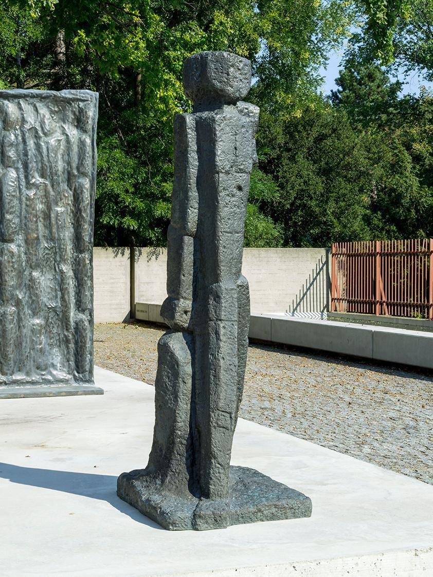 Fritz Wotruba, Männliche Figur, ausschreitend, 1950–1952, Bronze, 158 × 55 × 69 cm, Belvedere,  ...