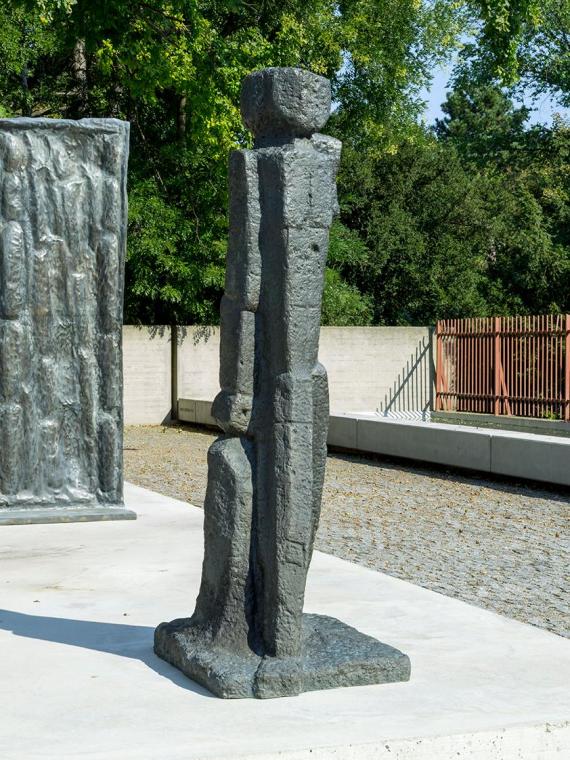 Fritz Wotruba, Männliche Figur, ausschreitend, 1950–1952, Bronze, 158 × 55 × 69 cm, Belvedere, …