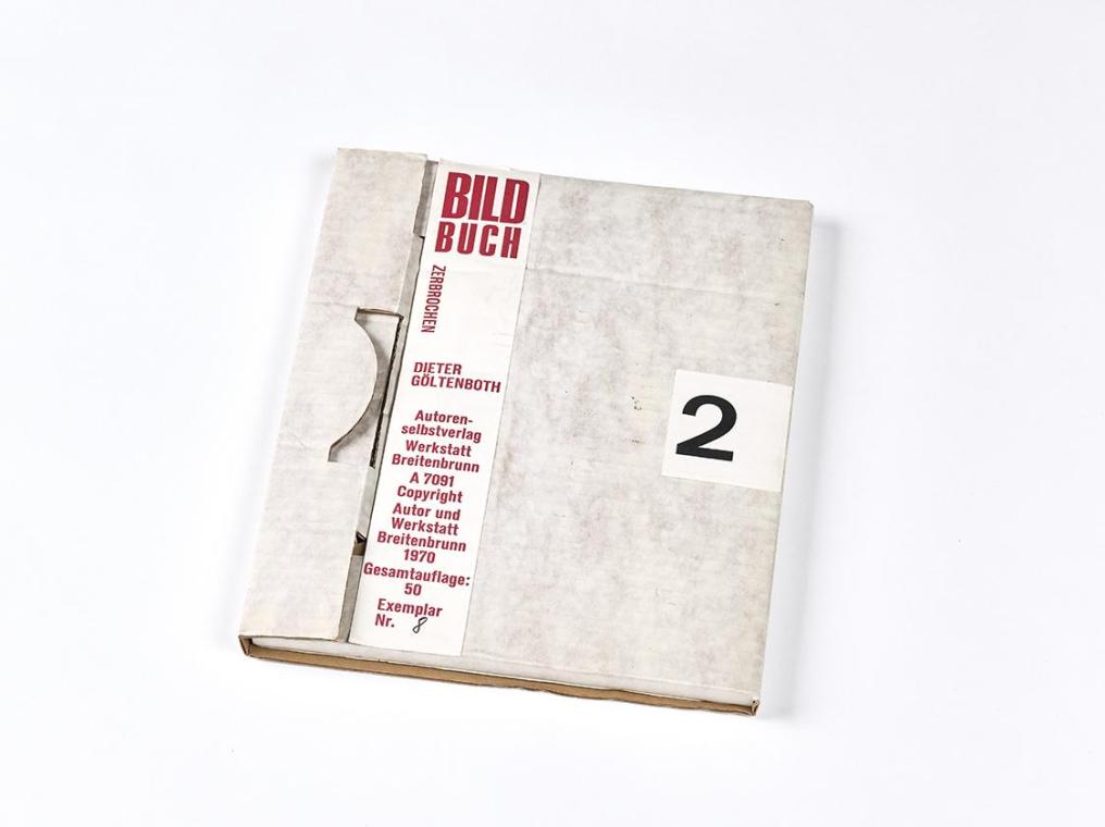 Dieter Göltenboth, Bilderbuch II zerbrochen, 1970, Siebdruck und Materialbild in Kartonage, ges…
