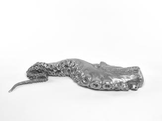 David Zink Yi, Ohne Titel, 2015, Rostfreier Stahl, 15 × 105 × 40 cm, Belvedere, Wien, Inv.-Nr. …