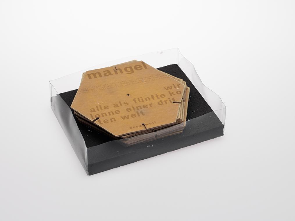 Hermann J. Hendrich, vermuten, 1970, 12 auf Karton kaschierte und cellophanierte Karten, sechse…
