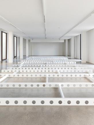 Werner Feiersinger, Ohne Titel, 2018, Stahl, Lack, 16 × 516 × 1260 cm, Ankauf aus Mitteln der G…