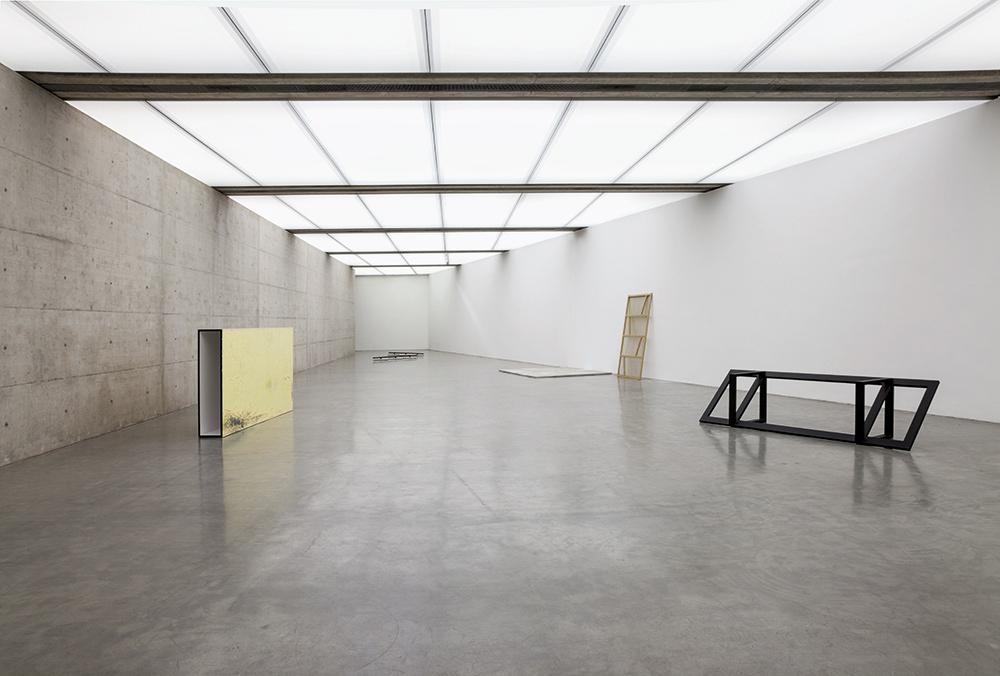 Kay Walkowiak, Minimal Vandalism, 2012/2013, HD-Video mit Installation (Beton, Lack, Stahl, Hol ...