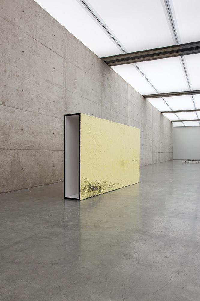 Kay Walkowiak, Minimal Vandalism (Box), 2012, Holz, Lack, 150 × 300 × 36 cm, Ankauf aus Mitteln…