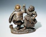Franz Barwig d. Ä., Tanzendes Bauernpaar, um 1921, Bronze, patiniert, 13,5 × 14 × 7,5 cm, Belve…