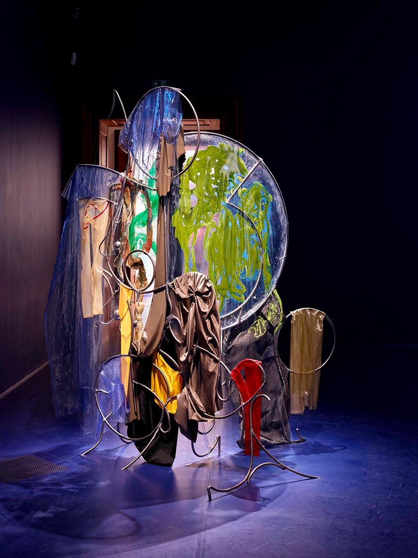 Donna Huanca, YUCUMAMA, 2018, Mixed Media, Öl und Acryl auf Stoff, Blei, Plastik, künstliche Ha…
