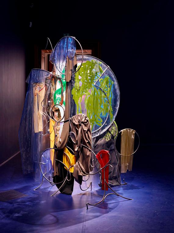 Donna Huanca, YUCUMAMA, 2018, Mixed Media, Öl und Acryl auf Stoff, Blei, Plastik, künstliche Ha…
