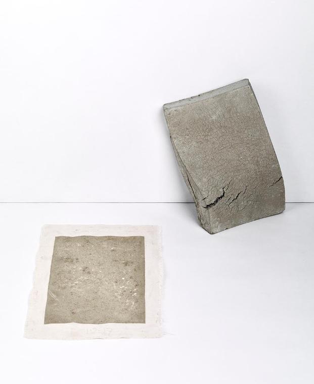 Christoph Weber, not yet titled (index version), 2014, Beton, Druck auf Stoff, Beton: 17,5 × 35 ...