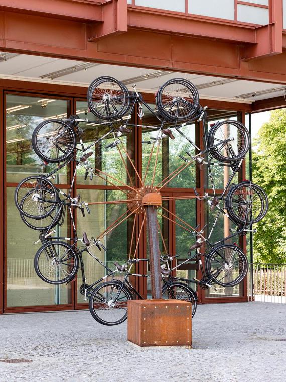 Peter Weibel, Das Rad des Realen, 1988/2014, 10 Fahrräder auf Trägerkonstruktion, Bleifigur, 44…