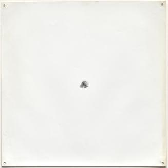 Margot Pilz, Sekundenskulpturen, 1979, Schwarzweißfotografie (mit Ösen zur Aufhängung), 51 × 50…