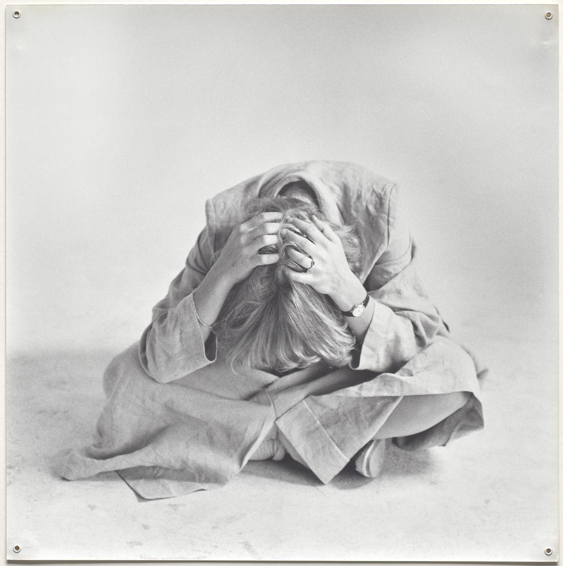 Margot Pilz, Sekundenskulpturen, 1979, Schwarzweißfotografie (mit Ösen zur Aufhängung), 51 × 50…