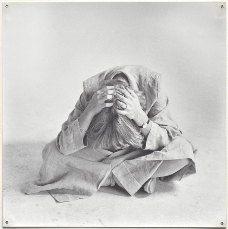 Margot Pilz, Sekundenskulpturen, 1979, Schwarzweißfotografie (mit Ösen zur Aufhängung), 51 × 50…