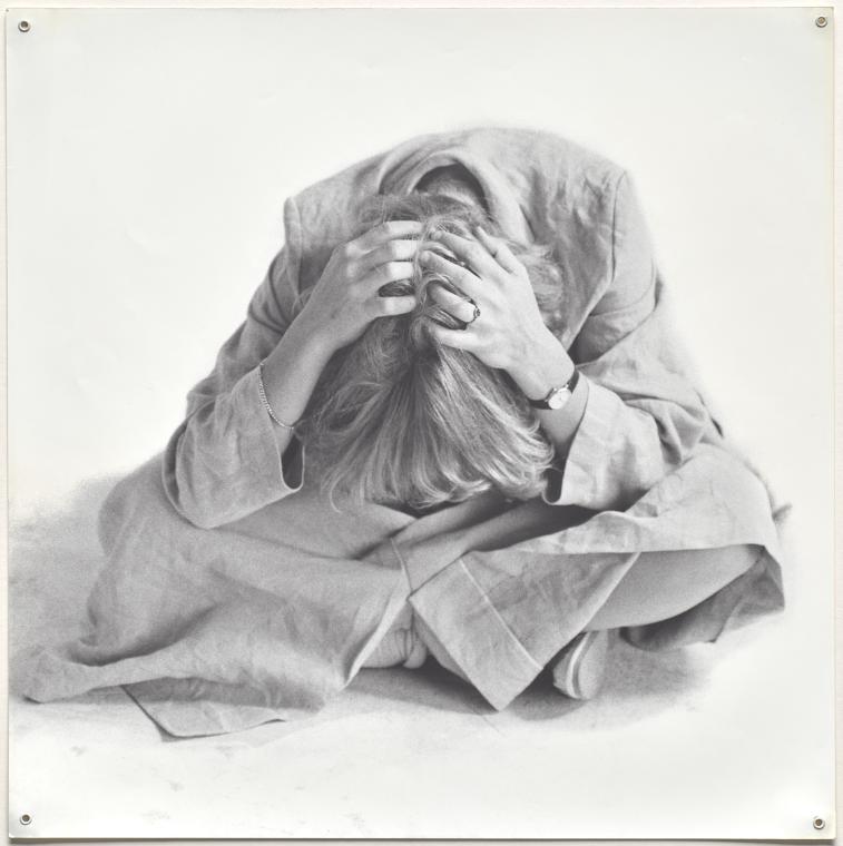Margot Pilz, Sekundenskulpturen, 1979, Schwarzweißfotografie (mit Ösen zur Aufhängung), 51 × 50…