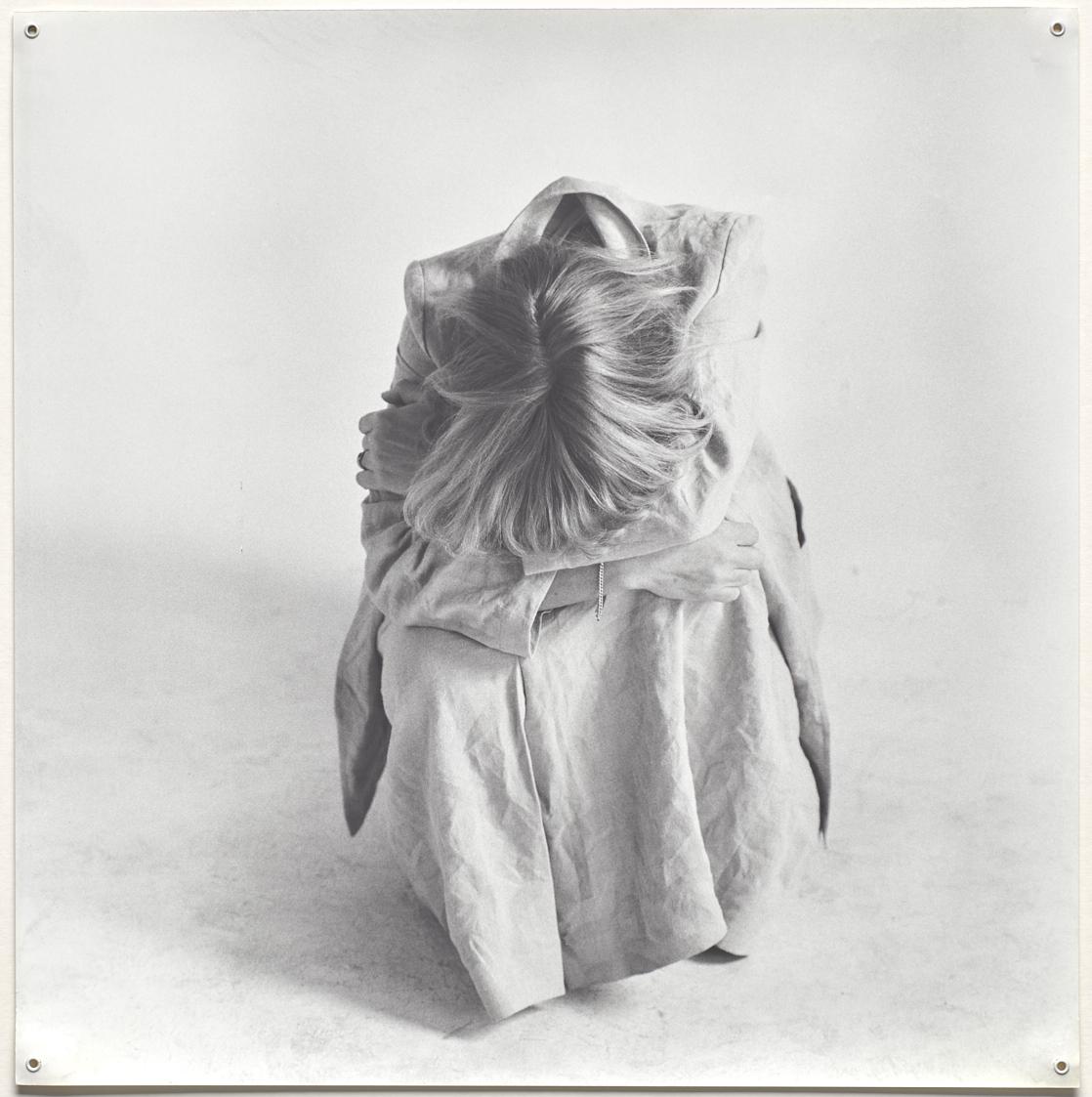 Margot Pilz, Sekundenskulpturen, 1979, Schwarzweißfotografie (mit Ösen zur Aufhängung), 51 × 50…
