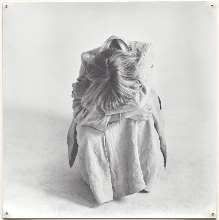 Margot Pilz, Sekundenskulpturen, 1979, Schwarzweißfotografie (mit Ösen zur Aufhängung), 51 × 50…