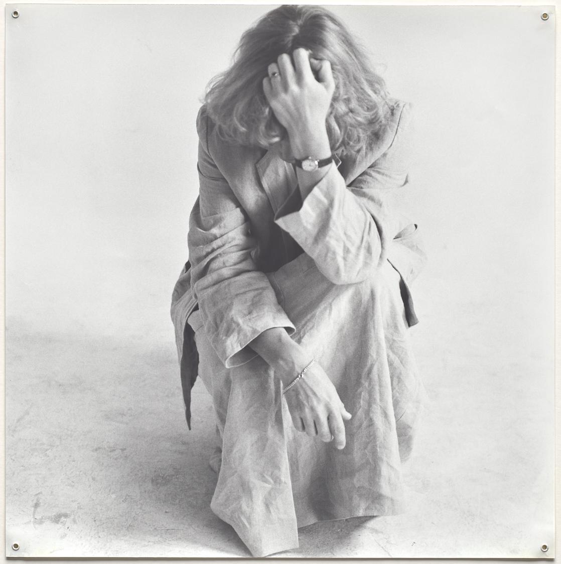 Margot Pilz, Sekundenskulpturen, 1979, Schwarzweißfotografie (mit Ösen zur Aufhängung), 51 × 50…