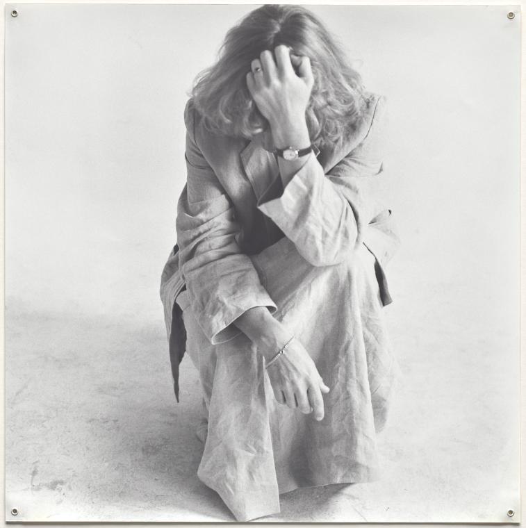 Margot Pilz, Sekundenskulpturen, 1979, Schwarzweißfotografie (mit Ösen zur Aufhängung), 51 × 50…