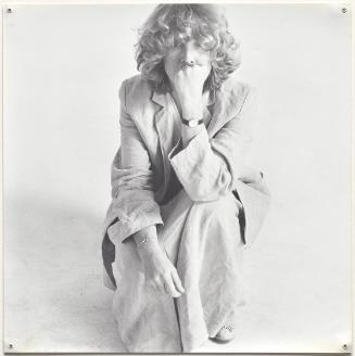 Margot Pilz, Sekundenskulpturen, 1979, Schwarzweißfotografie (mit Ösen zur Aufhängung), 51 × 50…