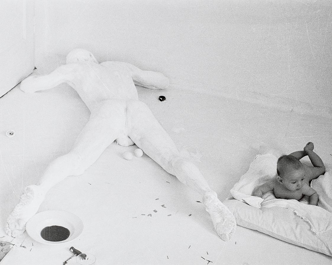 Günter Brus, Aktion mit Diana, 1967/2005, Silbergelatine auf Baryt, Belvedere, Wien, Inv.-Nr. 1…